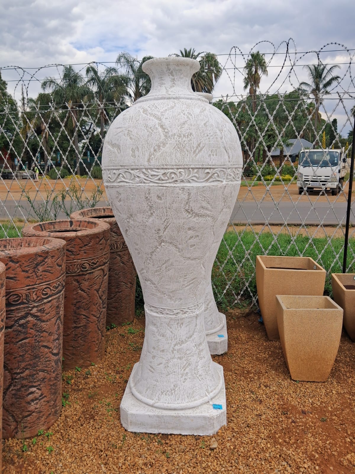 Large Vase-Like Pot Feature – White (CALW119)