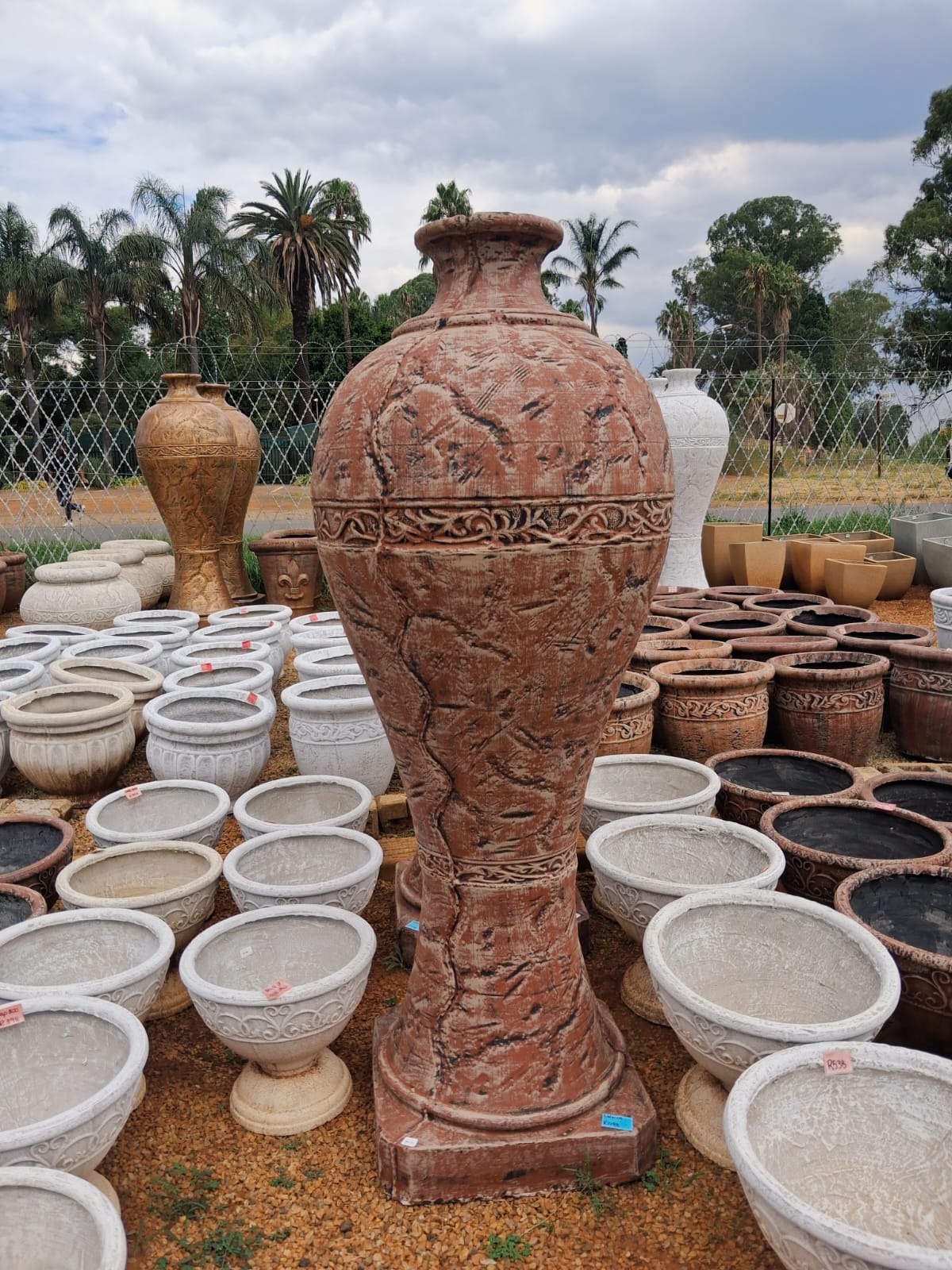 Large Vase-Like Pot Feature – Brown (CALW119)