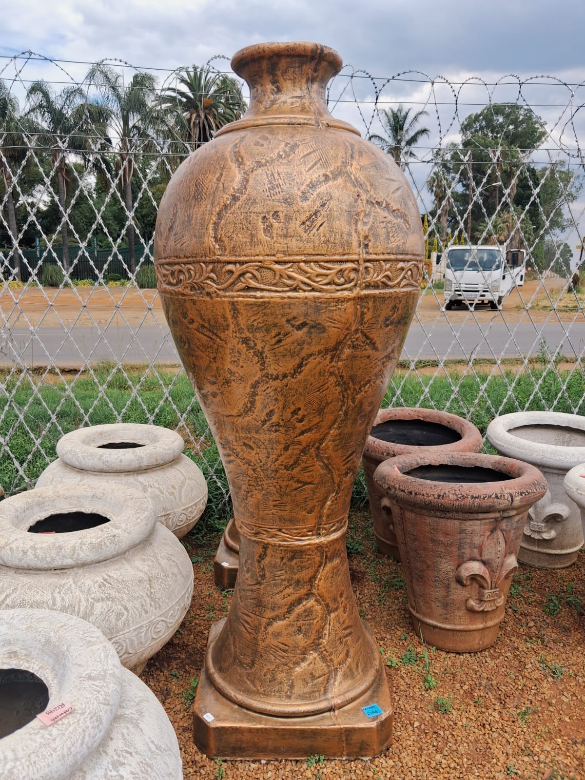 Large Vase-Like Pot Feature – Brown (CALW119)