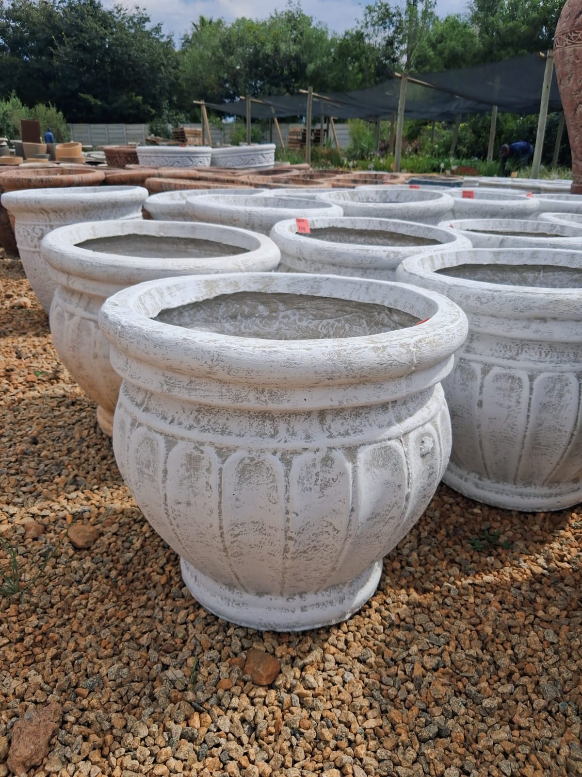 Large Round White Pot with Wide Middle & Pattern (CAP219)